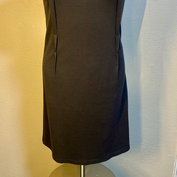 Gray sleeveless fitted dress with deep neckline and plastic chain - Picture 3 of 10